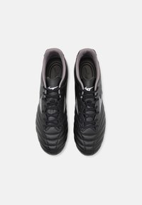 Botas de fútbol negras con parte superior de cuero suave, diseño texturizado, cordones negros y sutiles acentos grises cerca del collar y el logo.