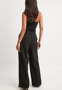 NA-KD KREMPELBARE - Pantaloni - black
