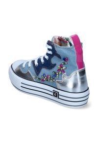 High-Top-Sneaker mit einem Denim-Obermaterial, metallischen silbernen Akzenten, einer pinken Fersenschlaufe und bunten Juwelverzierungen an der Seite. Weiße Gummisohle.