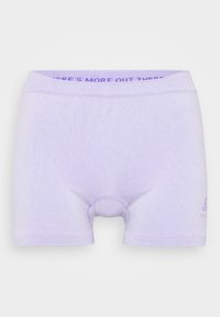 Bordo kratki hlače za dječake od pamučne smjese s teksturiranim izgledom. Imaju rebrasti pojas i kružni izrez u srednjem dijelu.