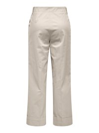 Pantalon beige à jambes droites avec ourlets retournés et poches latérales, vu de dos sur un fond blanc.