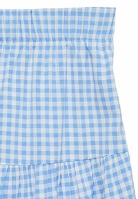 Ljust blå och vit rutigt mönstrad tyg, smockad midja, volangkant, slät textur, bomullsmaterial, samlad design.