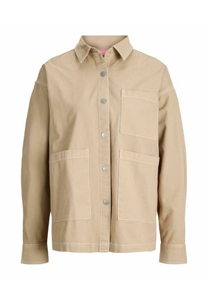 Beige Hemdjacke mit langen Ärmeln, drei aufgesetzten Fronttaschen, kontrastierendem weißen Nähten und einem klassischen Kragen.