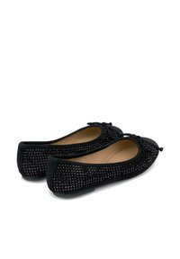 Chaussures plates noires avec une tige texturée ornée de strass, bout rond, detailing en nœud et un intérieur doux.