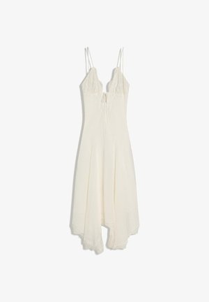 Hvid midikjole uden ærmer med blonde detaljer, dyb V-hals, spaghettistropper og asymmetrisk kant.