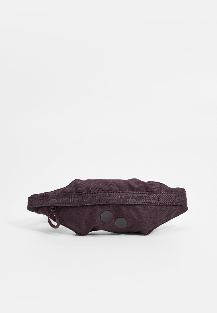 Lila Stofftasche mit aerodynamischer Form, zwei schwarzen runden Akzenten und einem Reißverschluss. Einschließlich eines kleinen Befestigungsclips.