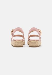 Roze leren sandalen met een espadrille-achtige gevlochten zool en hardwareaccenten in goudkleur, met meerdere banden voor een veilige pasvorm.