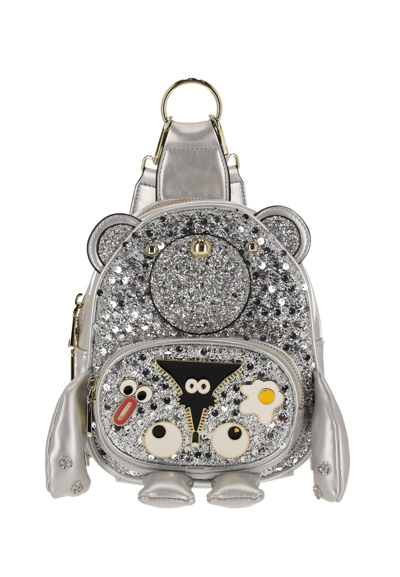 Zaino argentato con superficie scintillante, design a orso, dettagli neri e decorazioni giocose. Presenta orecchie sagomate e un comparto con cerniera.