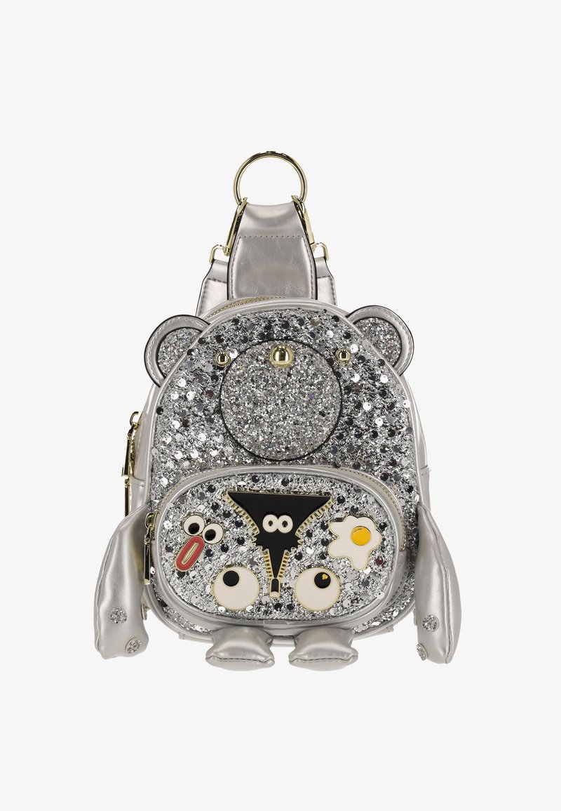 Zaino argentato con superficie scintillante, design a orso, dettagli neri e decorazioni giocose. Presenta orecchie sagomate e un comparto con cerniera.