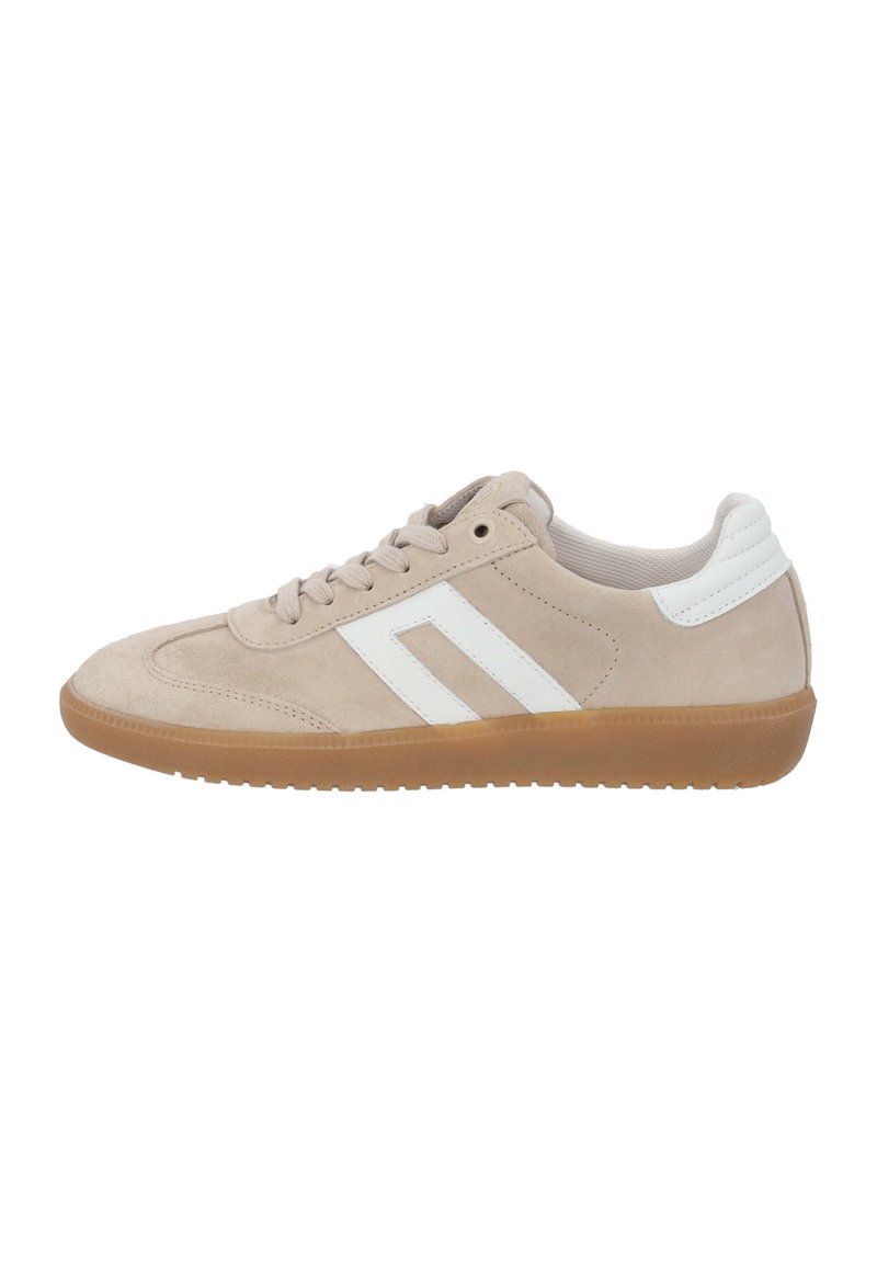 Sneaker in scamosciato beige con strisce bianche, texture liscia, suola in gomma leggera e colletto imbottito; presenta punta tonda e design con lacci.