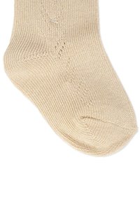 Calzino lavorato a maglia beige con texture a coste e tallone rinforzato. La punta è arrotondata, con dettagli di motivo delicati lungo il lato.