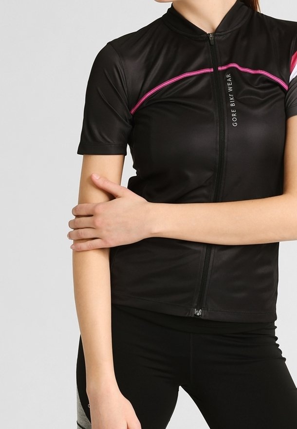 Svart cykeltröja med kort ärm och dragkedja framtill, med rosa och vita accenter samt en figursydd design för aerodynamisk prestanda.