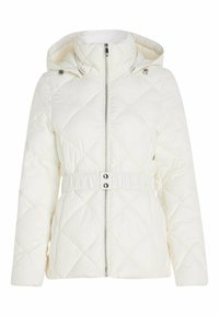 Chaqueta blanca acolchada con capucha, cremallera frontal y cinturón ajustable en la cintura. Presenta detalles de hardware en forma circular y una textura suave.