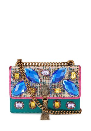 Kleurrijke handtas met een geweven stoffen ontwerp en blauwe en gele steenelementen. Voorzien van een gouden kettingriem en een tassel detail.