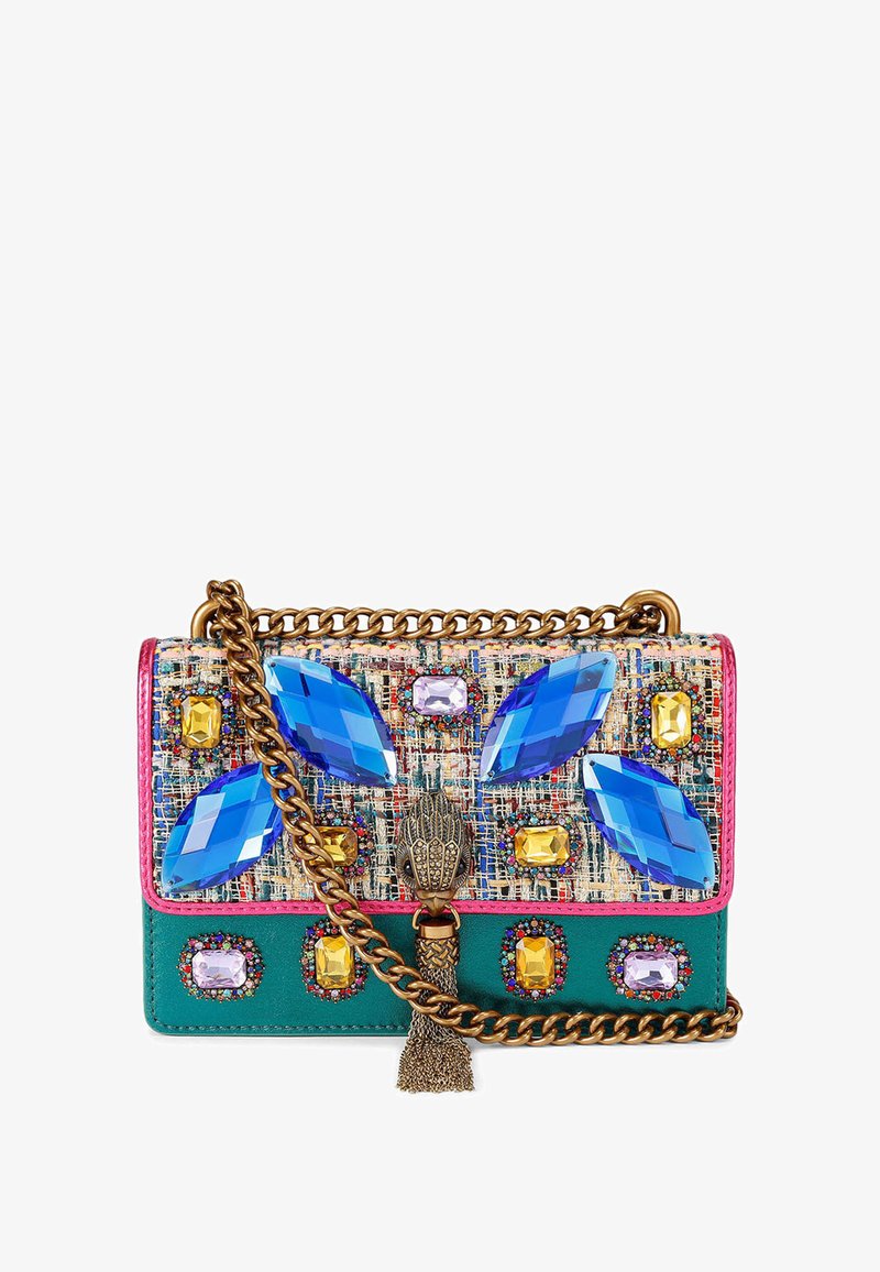 Sac à main coloré avec un design en tissu tissé orné de bijoux bleus et jaunes. Comprend une bandoulière chaîne dorée et un détail pompon.