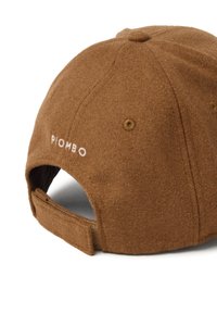 Braune Wollmütze mit weichem Textil, mit einem gebogenen Schirm und verstellbarem Stoffriemen. "PIOMBO" in Weiß auf der Rückseite gestickt.