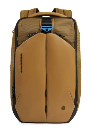 Mochila rectangular en tonos marrón y beige con compartimentos frontales acolchados, cremalleras negras, correas para los hombros y un asa superior, diseñada para uso diario.