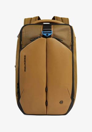 Bruin en beige rechthoekige rugzak met gevoerde voorvakken, zwarte ritsen, schouderbanden en een handvat bovenop, ontworpen voor dagelijks gebruik.