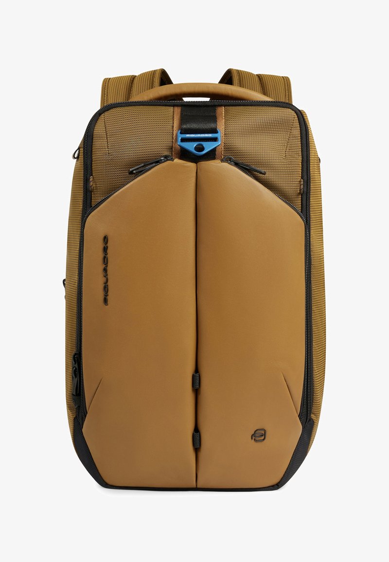 Bruin en beige rechthoekige rugzak met gevoerde voorvakken, zwarte ritsen, schouderbanden en een handvat bovenop, ontworpen voor dagelijks gebruik.