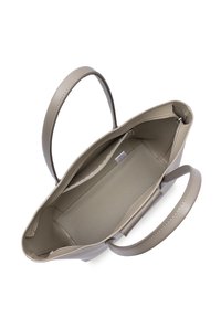 Beige tas met twee ronde handvatten, open bovenkant die een ruime binnenkant toont met een binnenzak met rits en een platte bodem.