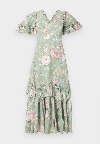 Cvetna maksi obleka v mehki zeleni barvi z V-izrezom, naborkastimi rokavi, nagubanimi detajli in plastenasto obrobo. Vsebuje rožnate vrtnice in majhne modre cvetove.