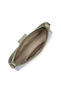 Borsa verde e grigia con un motivo testurizzato, chiusura con zip e tasche interne. Fodera liscia e dettagli in metallo color oro.