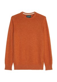 Oranger gestrickter Pullover mit rundem Halsausschnitt, gerippten Bündchen und Saum. Strukturierte Oberfläche mit einem subtilen Melange-Muster. Etikett am Hals sichtbar.