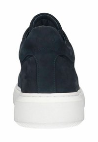 Marine blauw suède sneaker met een gevoerde kraag en hak, voorzien van een textuur witte rubberen zool en een minimalistisch ontwerp.