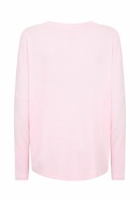 Bluză cu mâneci lungi dintr-un material roz deschis, cu croială lejeră, decolteu rotund și umeri căzuți. Textură netedă, cu detalii minimale.