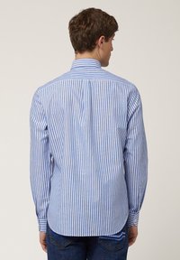 Blauw-witte gestreepte overhemd met lange mouwen, voorzien van een button-down kraag en een gebogen zoom, gemaakt van lichtgewicht stof met een gladde textuur.
