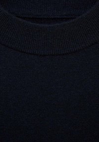 Marineblauwe trui stof met een geribbelde ronde halslijn, voorzien van een soepele, zachte gebreide textuur en een consistente, effen kleur.