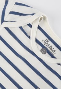 Gestreiftes Baumwoll-T-Shirt mit navyblauen horizontalen Streifen auf weißem Hintergrund, runder Ausschnitt und einem Stoffetikett, das die Größe 18M angibt.