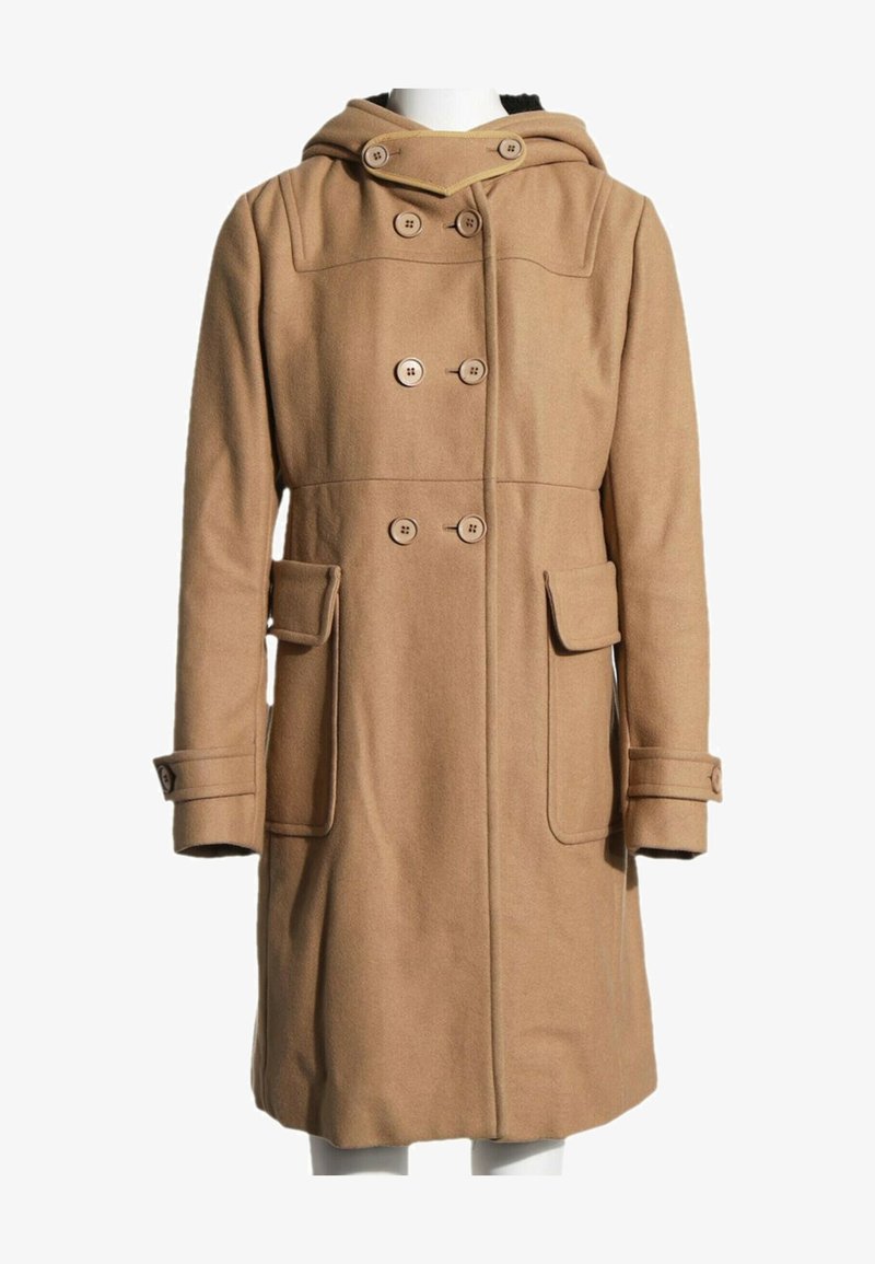 Long manteau marron en laine croisé avec capuche, poignets boutonnés et deux poches avant à rabat sur mannequin.