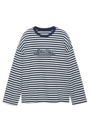 Marineblå og hvide, vandrette, langærmede striberet skjorte med marineblå krave og teksten "Creative Pulse Studio Timeless Dedication" på brystet.