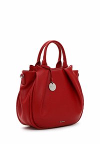 Czerwona skórzana torebka z dwoma krótkimi uchwytami, zaokrąglonym kształtem, teksturowaną powierzchnią, metalową metką i detalami w postaci przeszyć na bokach.