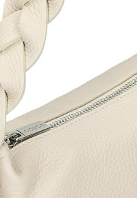 Borsa a mano in pelle crema con finitura testurizzata, caratterizzata da un manico intrecciato e una cerniera metallica con un piccolo tag logo.