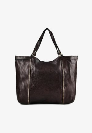 Sac cabas en cuir marron foncé avec double poignée et rangées verticales de petits clous argentés de chaque côté.