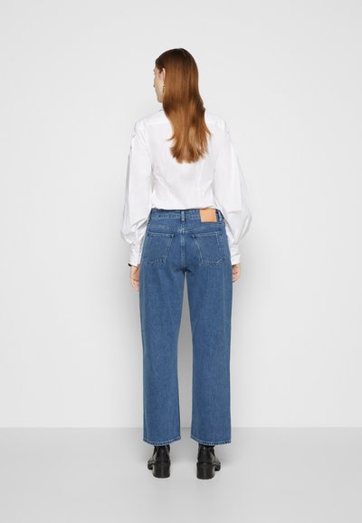 Won Hundred BAGGY - Calças de ganga de corte relaxado - medium scrape blue