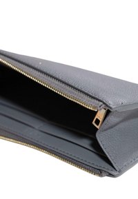 Portafoglio grigio in pelle con finitura testurizzata, hardware della cerniera dorata e un compartimento aperto che mostra una tasca interna e una fodera liscia.