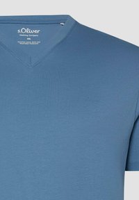T-shirt bleu s.Oliver à col en V taille 2XL avec manches courtes et broderie discrète du logo sur la poitrine.
