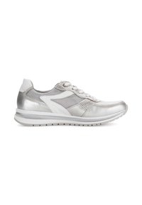 Zilveren atletiekschoenen met een metallic afwerking, witte accenten, gestructureerde meshpanelen, ronde neus en een gevulde zool. Voorzien van veters en logo-details.