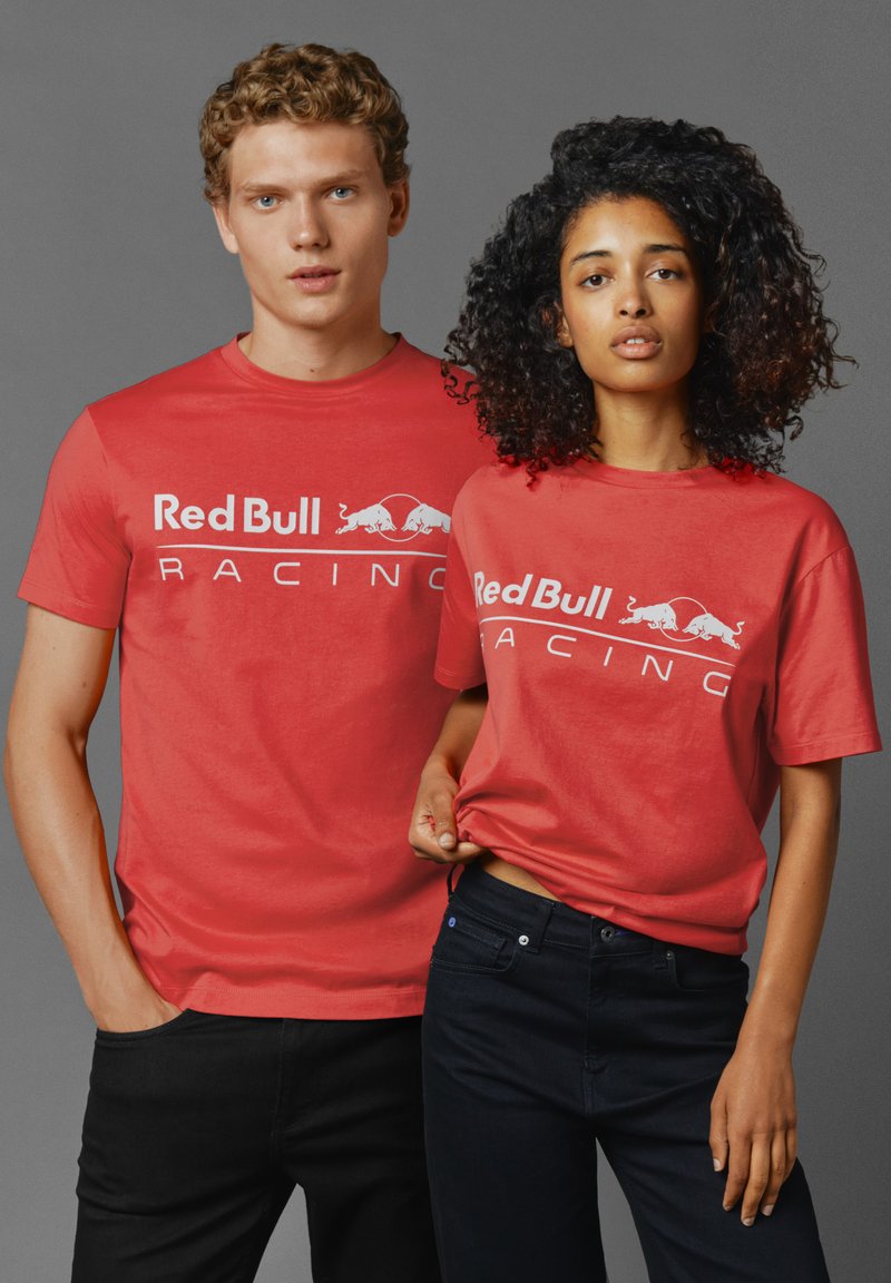 Red Bull Racing x Pepe Jeans RED BULL RACING LOGO DRIVER TEE - Apdrukāts T-krekls - mars red