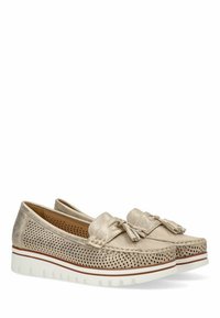 Mocasines de cuero beige con diseño perforado, flecos en la parte frontal, suela de plataforma blanca y franja de acento roja. Punta redonda y textura suave.
