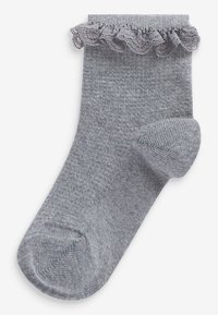 Graue gerippte Socke mit einem Rüschensaum. Verfügt über eine glatte Textur und eine verstärkte Zehenpartie für Langlebigkeit.