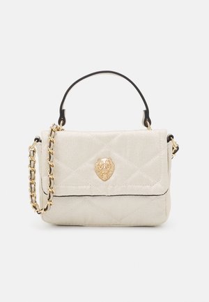 Malá prošívaná krémová kabelka s rukojetí lemovanou černou kůží, zlatým lvím hlavovým emblémem na klopě a zlatým řetízkovým popruhem s propletenou černou kůží.