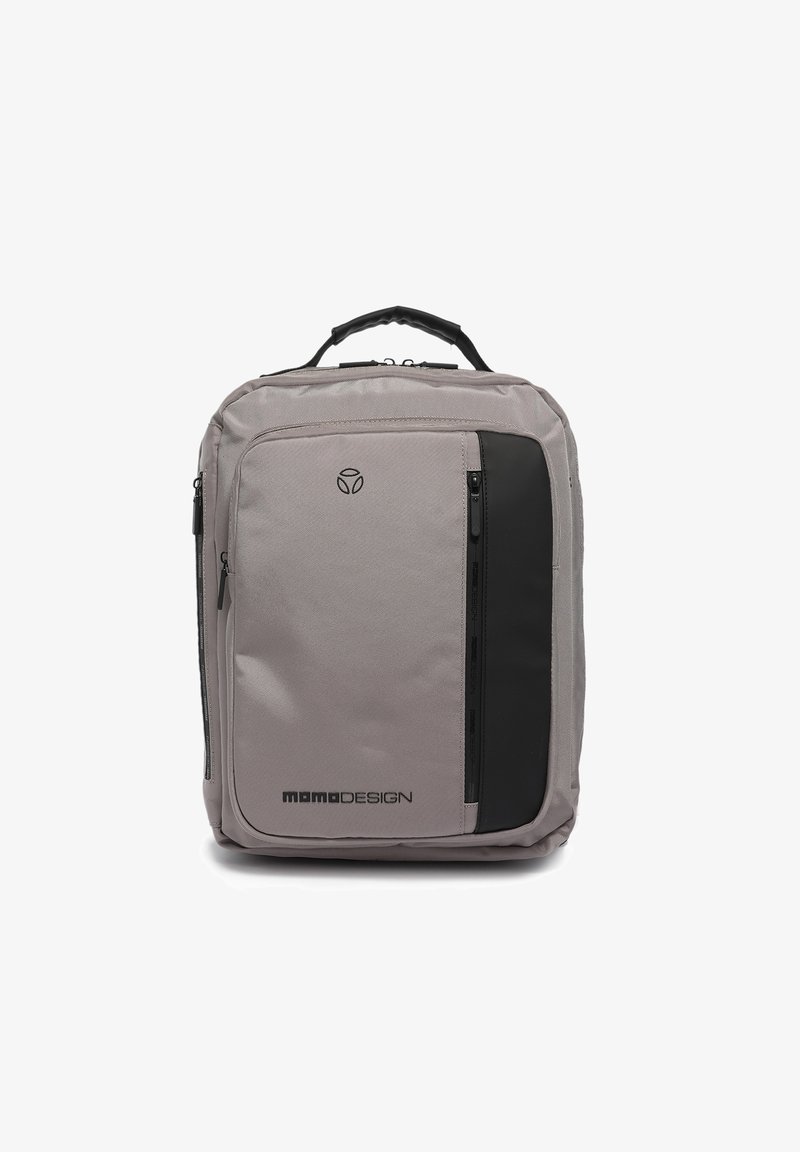 Sac à dos rectangulaire gris avec poche avant verticale zippée noire, poignée supérieure et logo "MOMO DESIGN" sur la partie inférieure gauche avant.