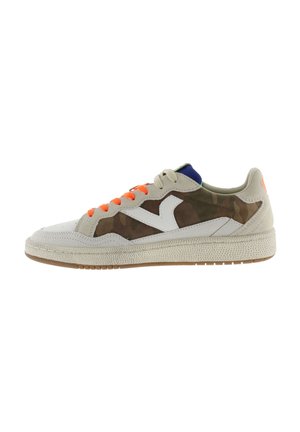 Zapatillas con un patrón de camuflaje beige, acentos blancos, cordones naranjas y una suela texturizada. El diseño incluye una lengüeta y un talón acolchados.