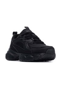 Zapato deportivo negro con parte superior sintética texturizada, suela acolchada, diseño de cordones y lengüeta en el talón. Presenta contornos elegantes y acentos sutiles.