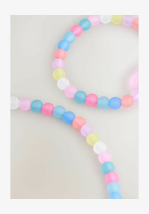 Perles givrés multicolores en bleu, rose, jaune, vert et blanc disposées en deux rangs entrelacés sur un fond clair.