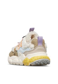 Chunky tenisky s béžovými, modrými a žlutými akcenty, měkkým bílým podšívkovým materiálem, fialovým patním poutkem a texturovanou podrážkou, zobrazené ze zadního úhlu.
